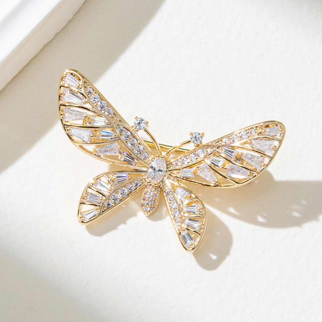 高档铜5层镀金蝴蝶胸针ins风设计感超闪镶锆镂空西装礼服胸饰别针