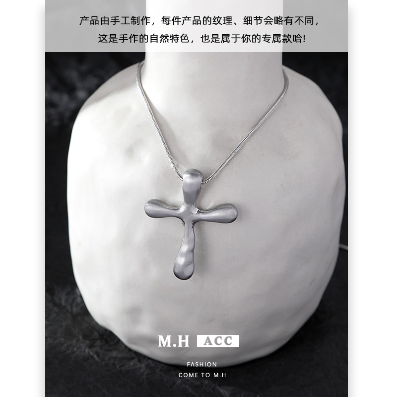 Liquid metal texture cross necklace for women, original design sense, fashionable and versatile, minimalist and cold style collarbone chain Application Scenario
