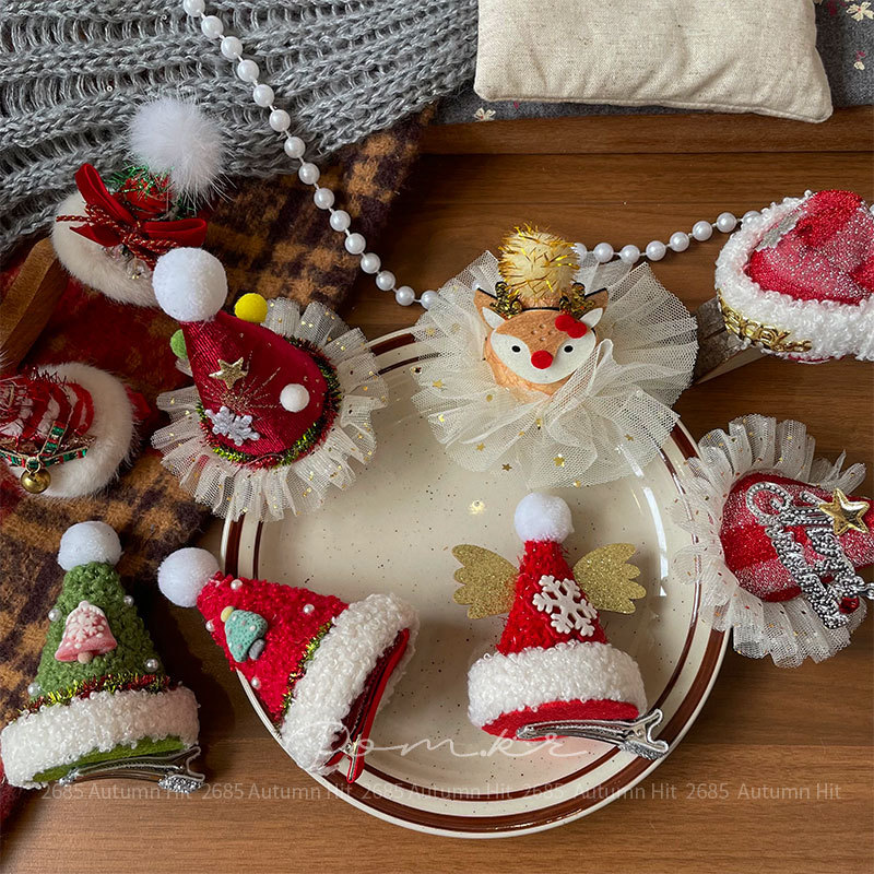 New Korean-style Christmas-themed fabric handcrafted hair clips for children, cute side clips, versatile hair accessories, girl clips, Christmas fun hair clips, Christmas hats, deer shaped plush mesh decorations, festive and joyous girl headwear Application Scenario