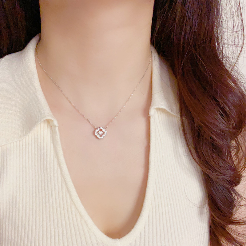 A niche and fashionable design sense shell four-leaf flower necklace, exquisite, light luxury, sweet and versatile necklace accessory source manufacturer Application Scenario