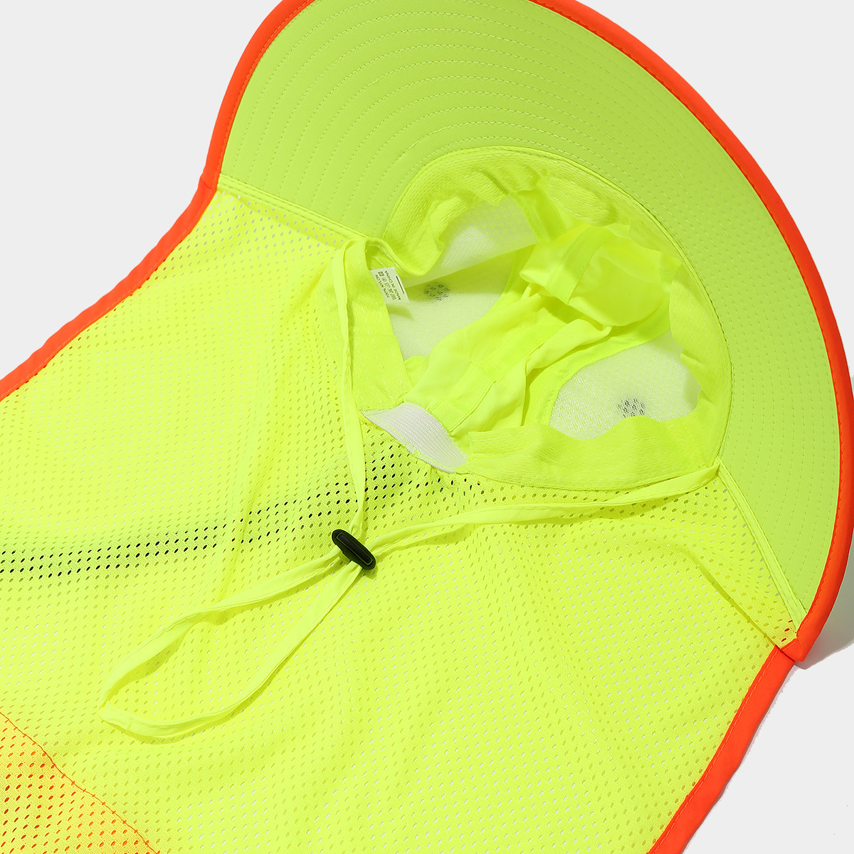 Sanitation workers wear reflective hats for road maintenance in spring and summer. They wear sun hats with sun protection mesh, breathable and quick-drying hats Application Scenario