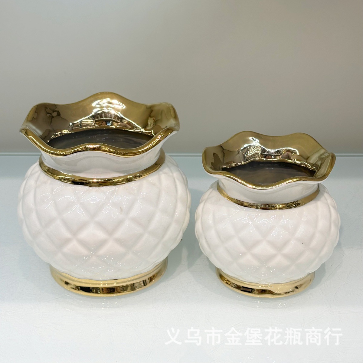 Light luxury white gold diamond-patterned relief ceramic small vase with lotus leaf and gold edge, home flower arrangement storage table decoration piece Application Scenario