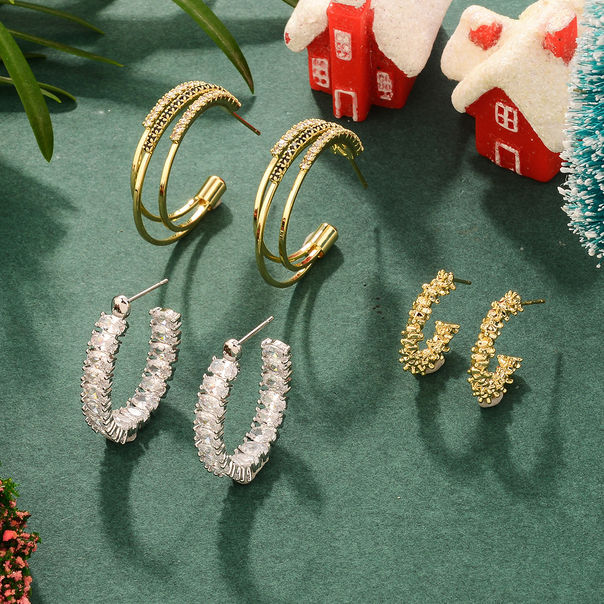 Amazon's new Christmas earrings are copper-plated with real gold and slightly inlaid with zircon, a fashionable women's C-shaped geometric design for autumn and winter