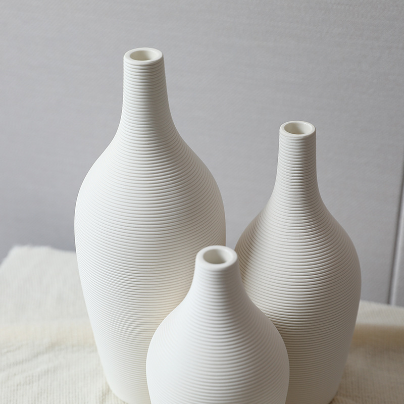 2026 New Nordic Ins-style creative white striped ceramic vase, living room dining table, home dried flower arrangement decorative item Application Scenario