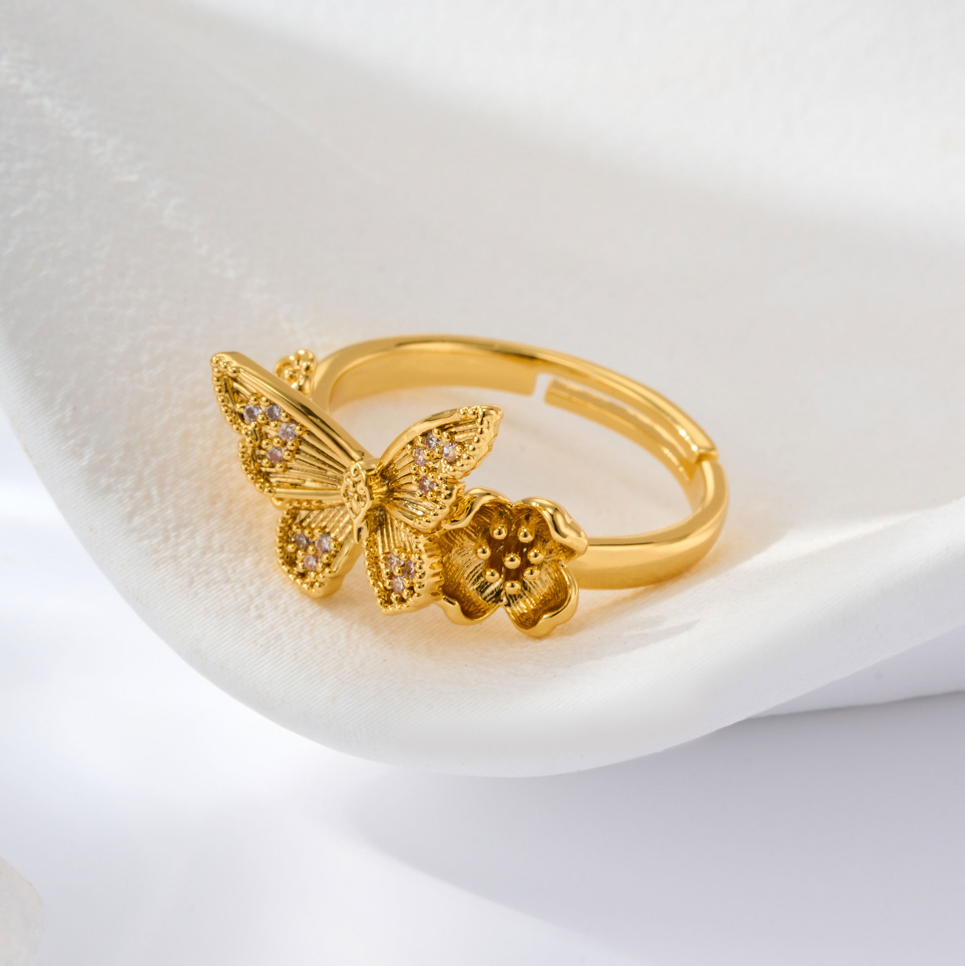 Origen fábrica luz lujo mariposas tridimensionales flores anillos abiertos aleación de cobre oro real chapado con circonio anillos ajustables Application Scenario