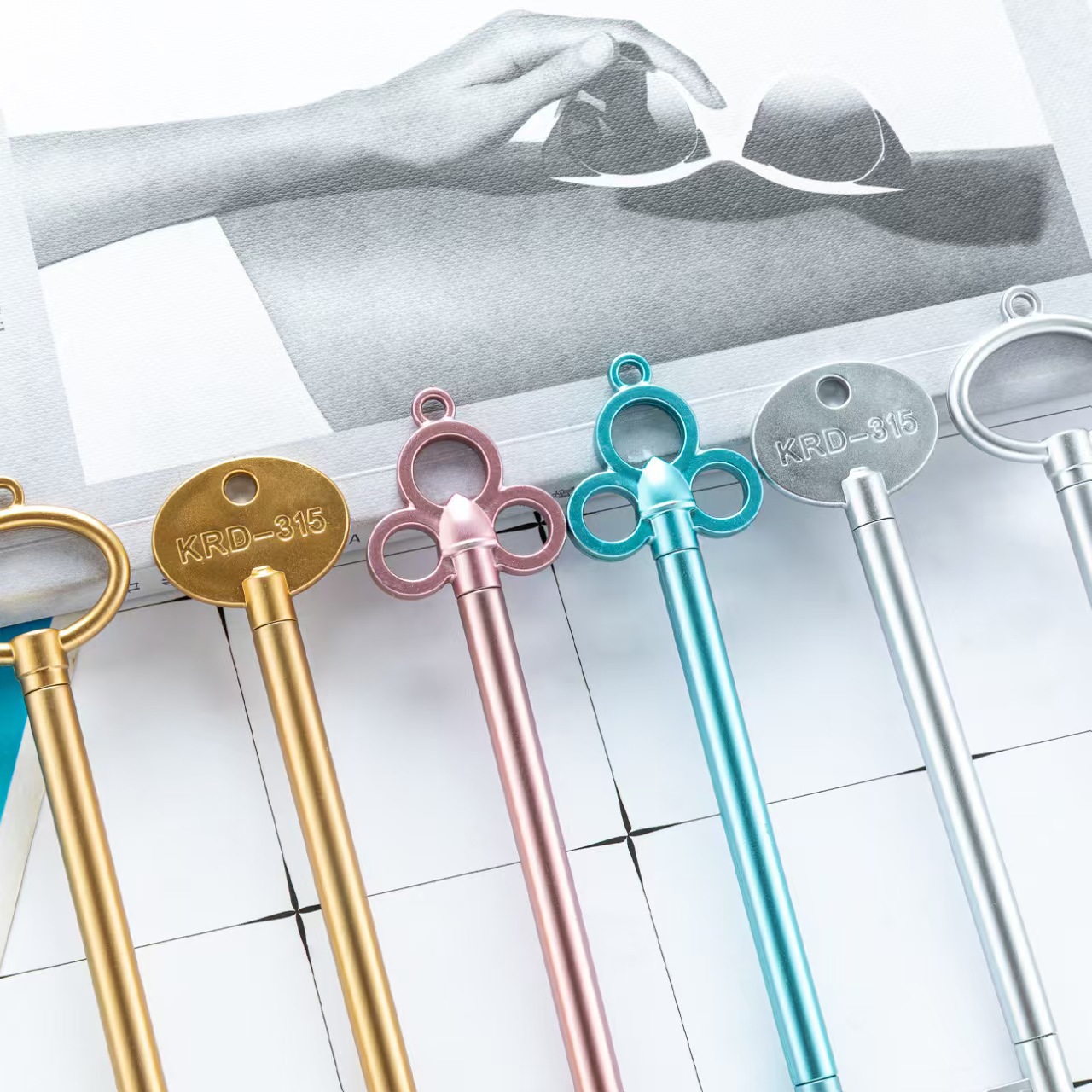 Creative and personalized, retro key-shaped, gel pen texture, student supplies, signature pens, ballpoint pens, stationery Specification drawing