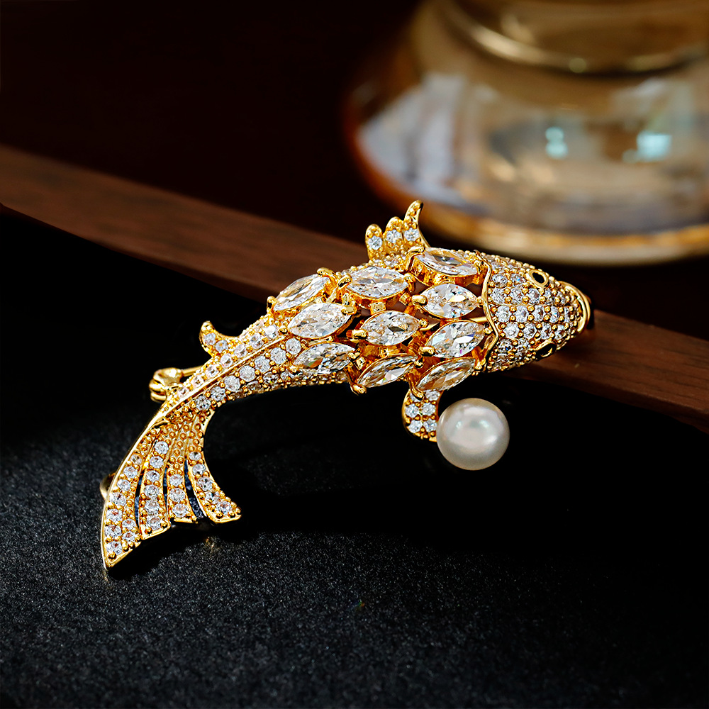 Hyacinth "Yearly Abundance Lucky Koi" Chinese-style exquisite zirconium brooch, high-end light luxury freshwater treasure suit jacket pin