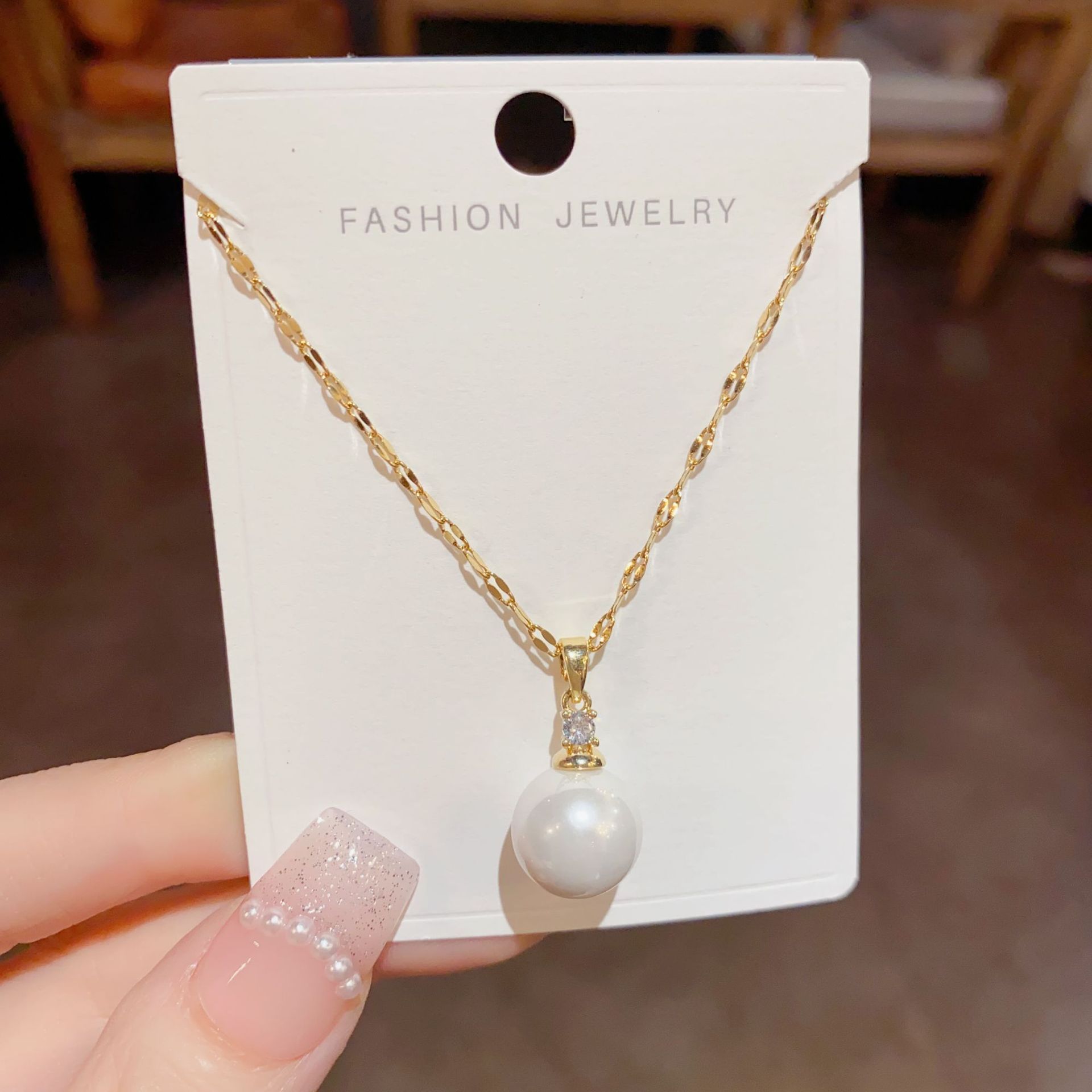 This is a fashionable, simple and elegant imitation pearl titanium steel necklace with the same style as Douyin. It has a niche design sense and is versatile and exquisite collarbone chain