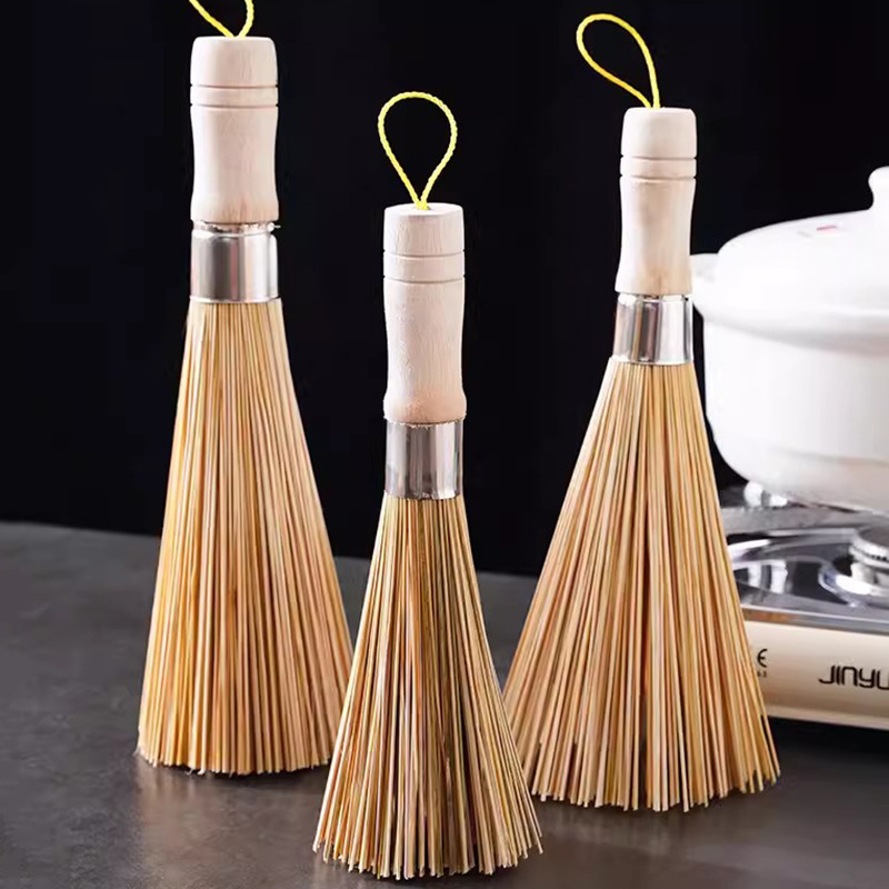 The old-fashioned natural bamboo brush for washing POTS and pans is durable. It is a special cleaning brush for POTS and dishes made of bamboo. It can remove dirt and clean kitchen POTS