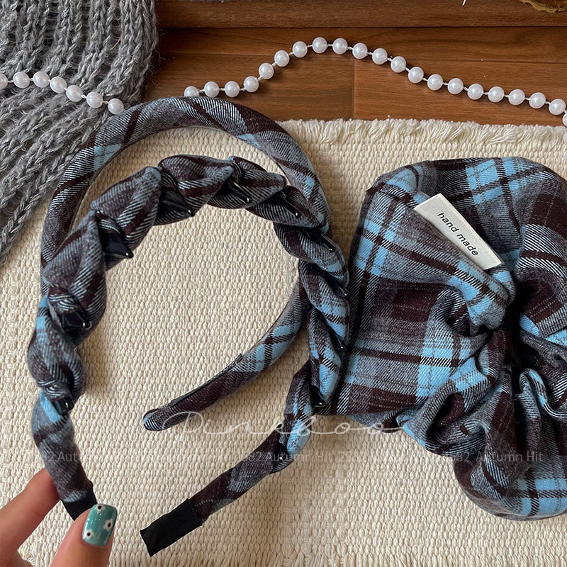 New Korean-style fabric checkered large colon hair band, girl's bun hairstyle, ponytail hair tie, versatile autumn hair band and hair accessory, retro checkered solid color hair accessory for autumn and winter, hair band, bow style, girl's daily fashionable headwear set Application Scenario