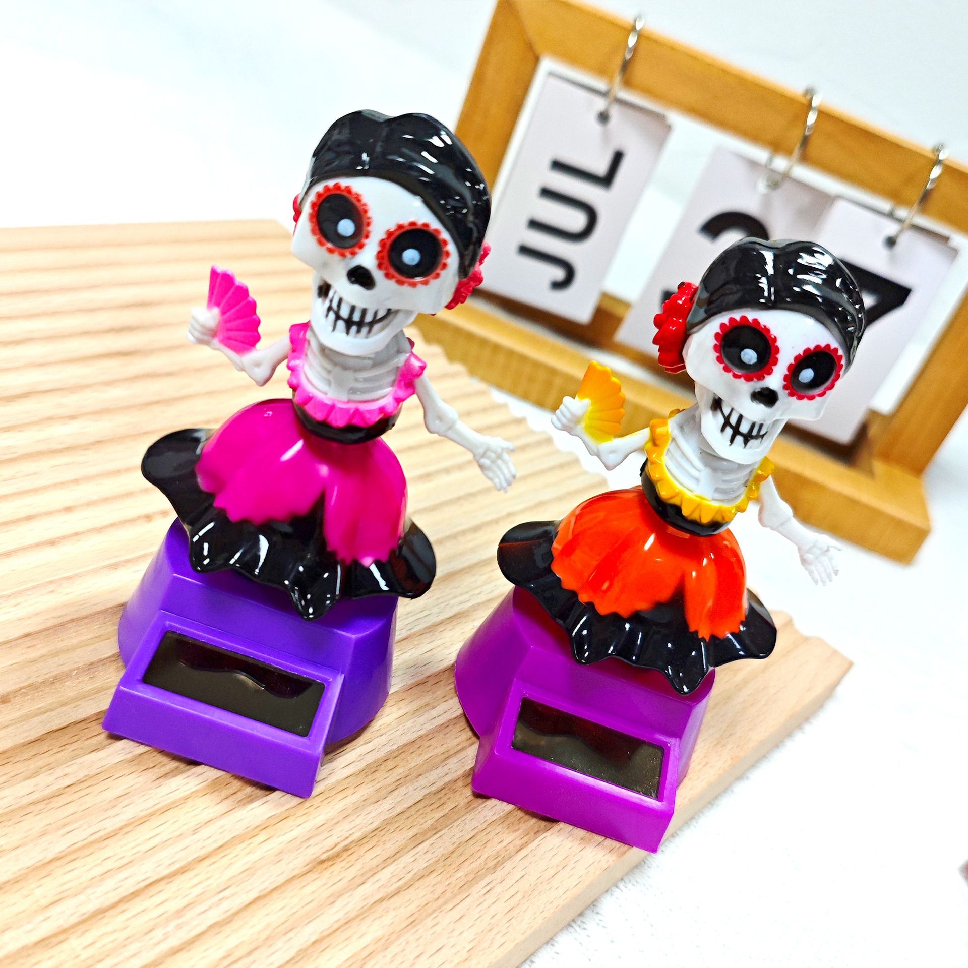 New Halloween car female version skull solar figment, Ghost Festival shaking head doll gift, ABS material manufacturer