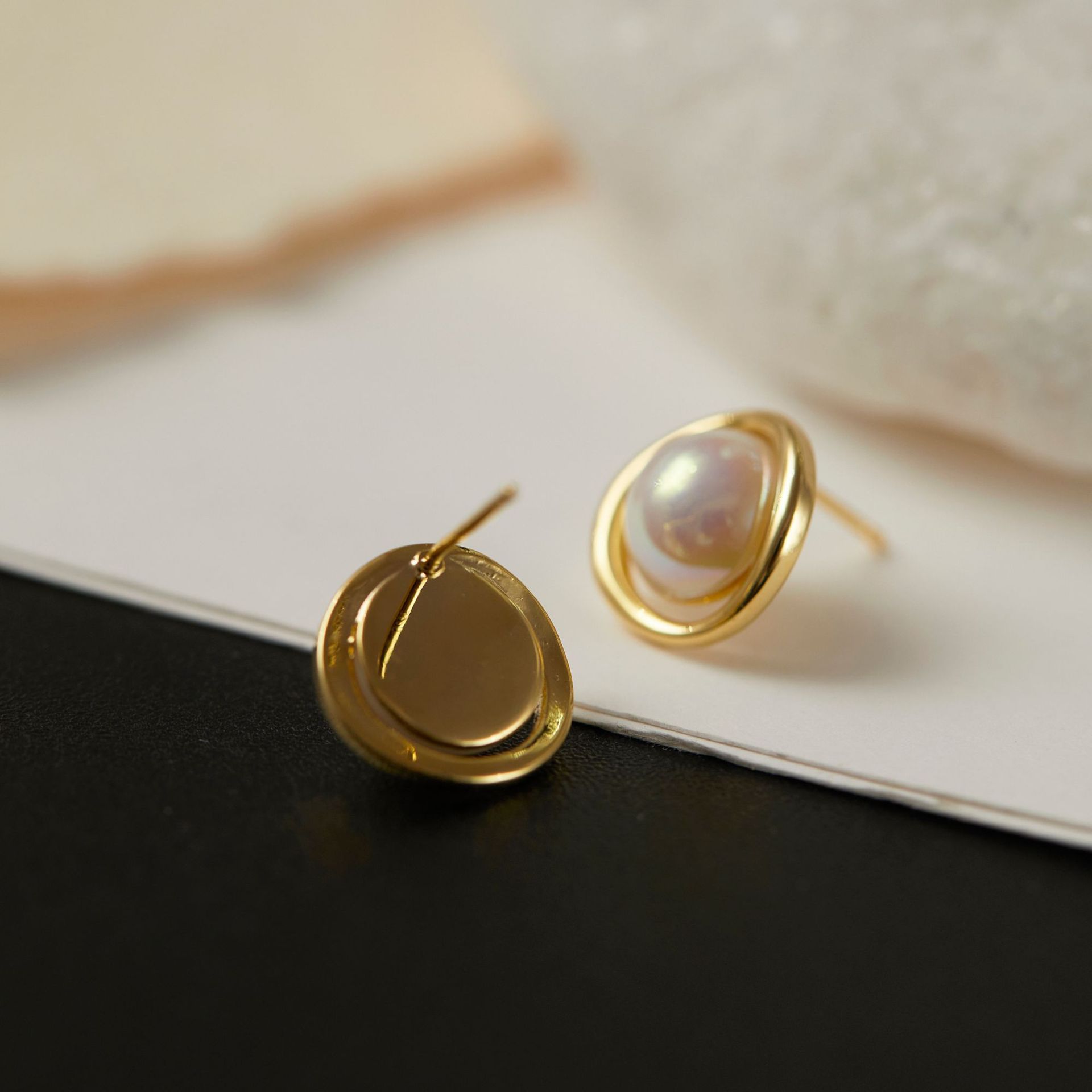 High-end pearl stud earrings, niche women's metal-rimmed earrings, simple and fashionable commuter stud accessories wholesale Specification image