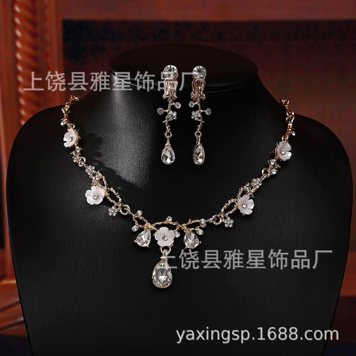 European and American cross-border bestseller earrings and jewelry sets for brides, wedding parties and banquets, rhinestones, necklaces and earrings Application Scenario