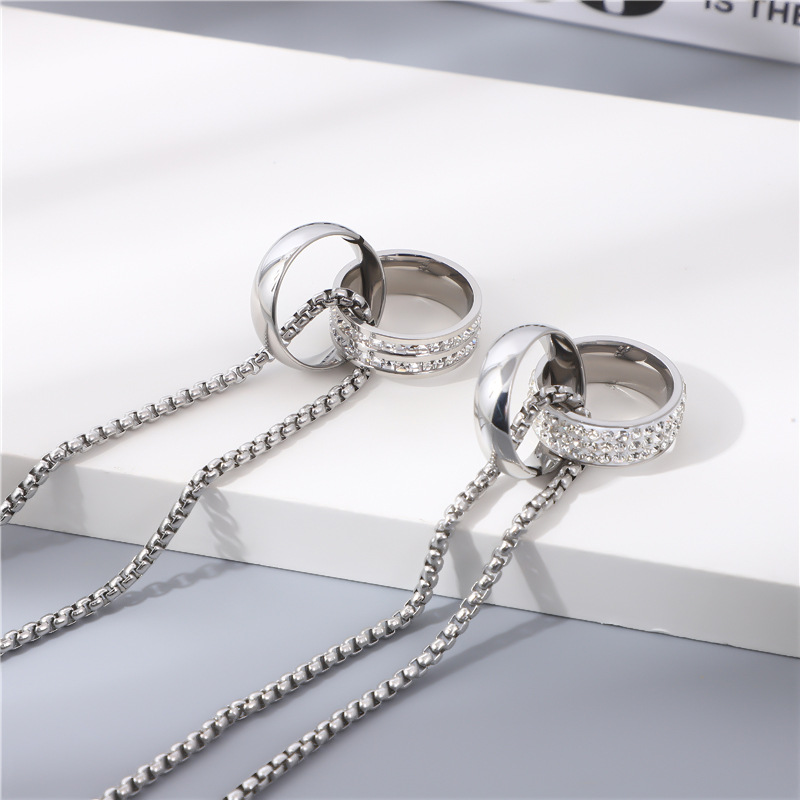 A new cross-border stainless steel double-ring diamond necklace for men from Europe and America, featuring interlocking diamond inlays and titanium steel wool Specification drawing