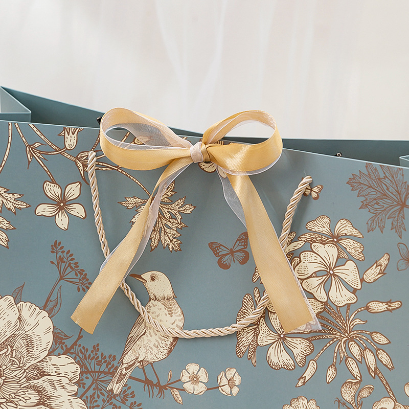 Gift bags, paper bags, cross-border packaging, handbags with ribbons, clothing store packaging bags with printed logos, bags for storing clothes Application Scenario