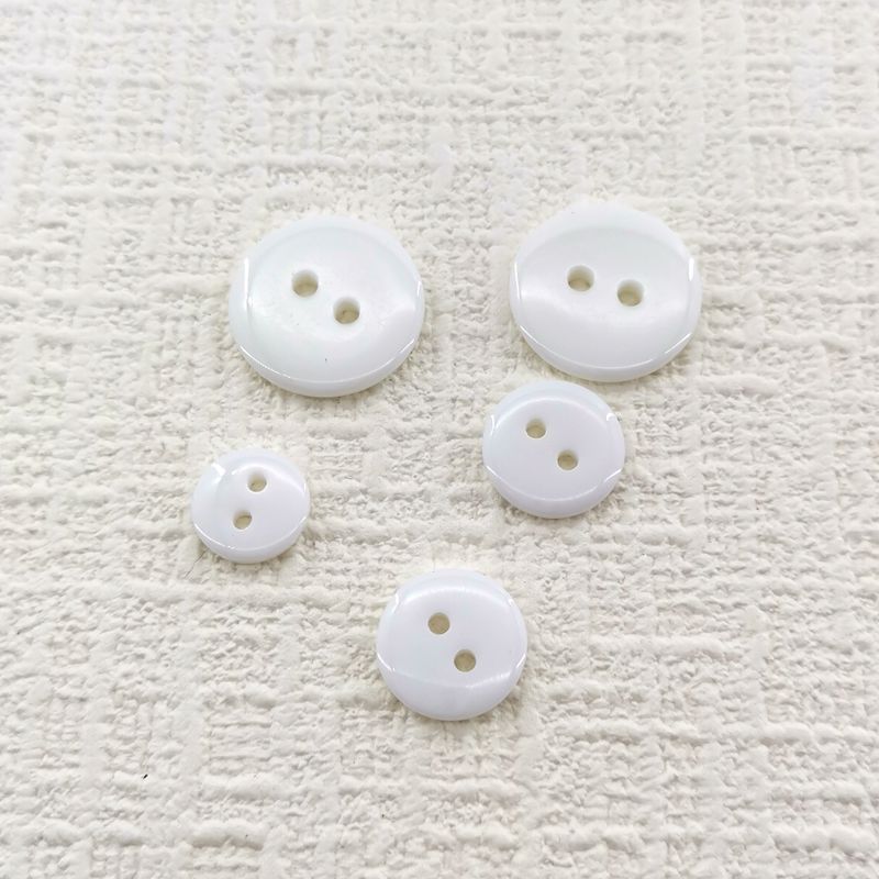 Transparent buttons, black and white round double-eye bread buttons, resin buttons, inner buttons, shirt underwear, fur collar pad buttons Application Scenario