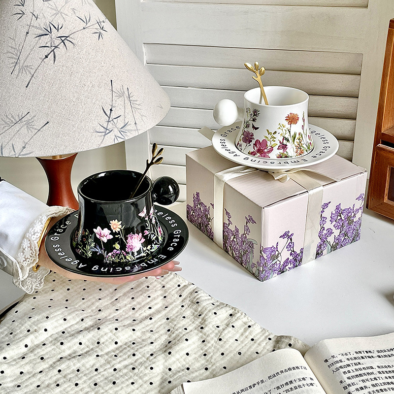 High-quality ceramic coffee cup and saucer set gift box, high-end and exquisite underglaze color afternoon tea cup as a souvenir details Picture
