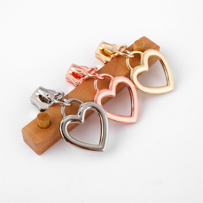 We have three-color metal luggage accessories in stock, including zipper pulls, hollow heart-shaped pull tabs, and custom zipper pulls Specification drawing