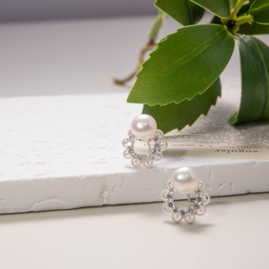 The new 925 silver needle copper plated with real gold from Xuhui brand is a versatile autumn and winter item. It features zircon lace pearl stud earrings with an exquisite and light luxury design details Picture