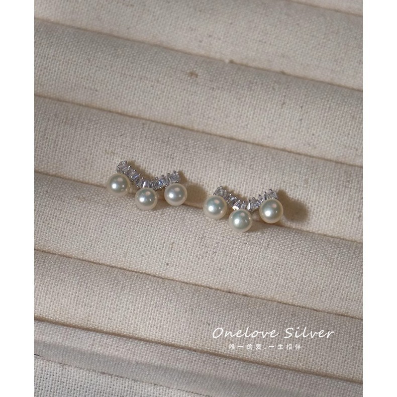New light luxury, niche and sweet ear studs for women, small and exquisite, slightly inlaid zircon pearl mosquito repellent coil ear clips, no ear holes Application Scenario