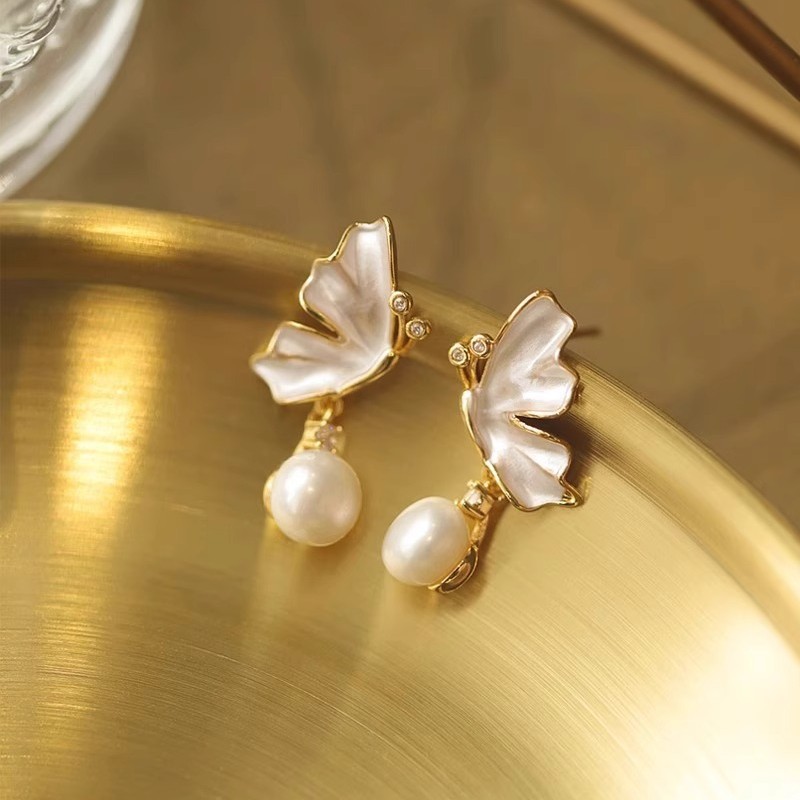 Natural freshwater pearl stud earrings, light luxury butterfly niche earrings, high-end and elegant stud earrings, French fashion, versatile for women Application Scenario