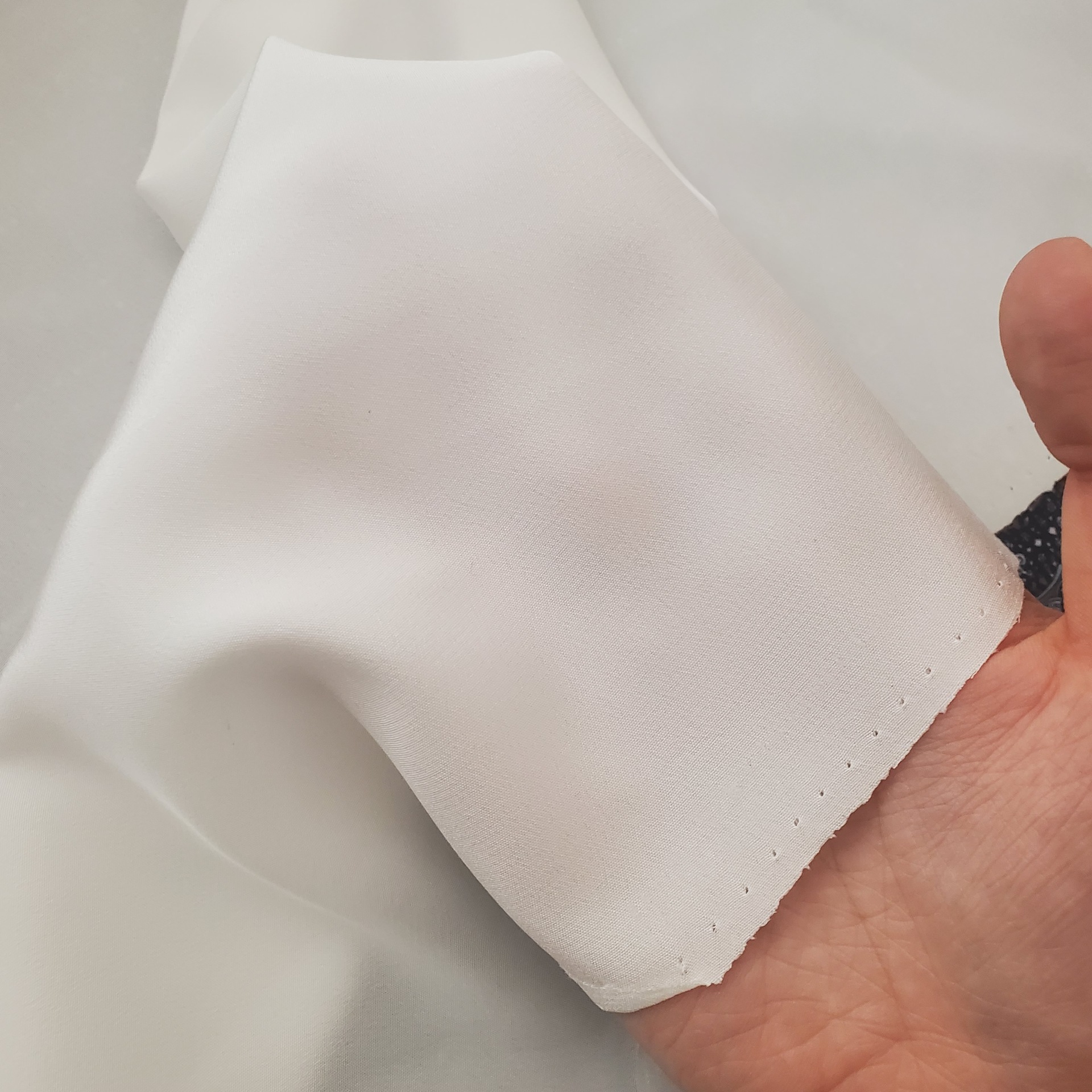 White silk crepe fabric, crepe fabric, crinkled yarn fabric, household cut fabric details Picture