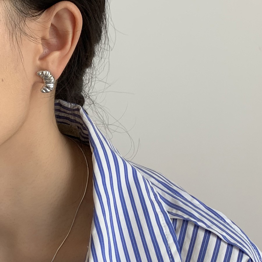 New retro large horn stud earrings for women, elegant and simple, versatile earrings, stylish and fashionable earrings wholesale Specification image