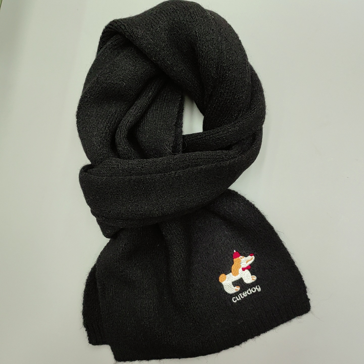 A new Korean-style solid-color embroidered puppy wool scarf for women's winter, fashionable and versatile, with a school style and warm knitted neck Application Scenario