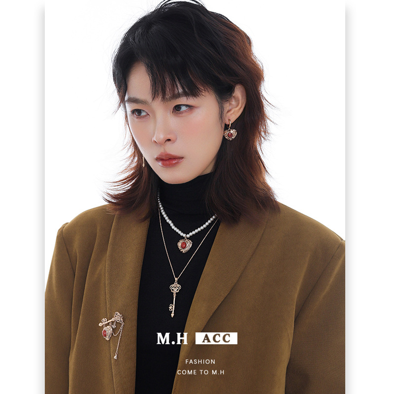 Original design sense lock core series light luxury unique fashion earrings, women's ins sweet cool retro high-end style earrings details Picture