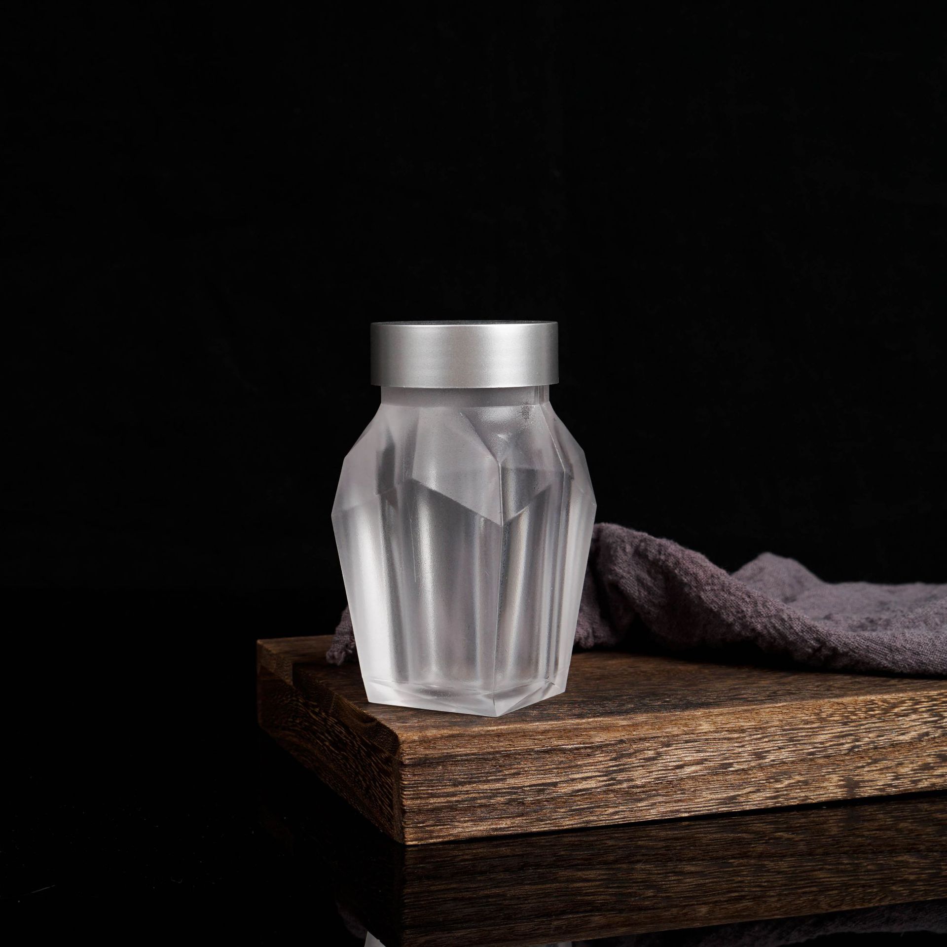 Wholesale of acrylic sealed cans, saffron capsules, American ginseng transparent health care bottles, dendrobium and maple leaf packaging empty bottles Application Scenario