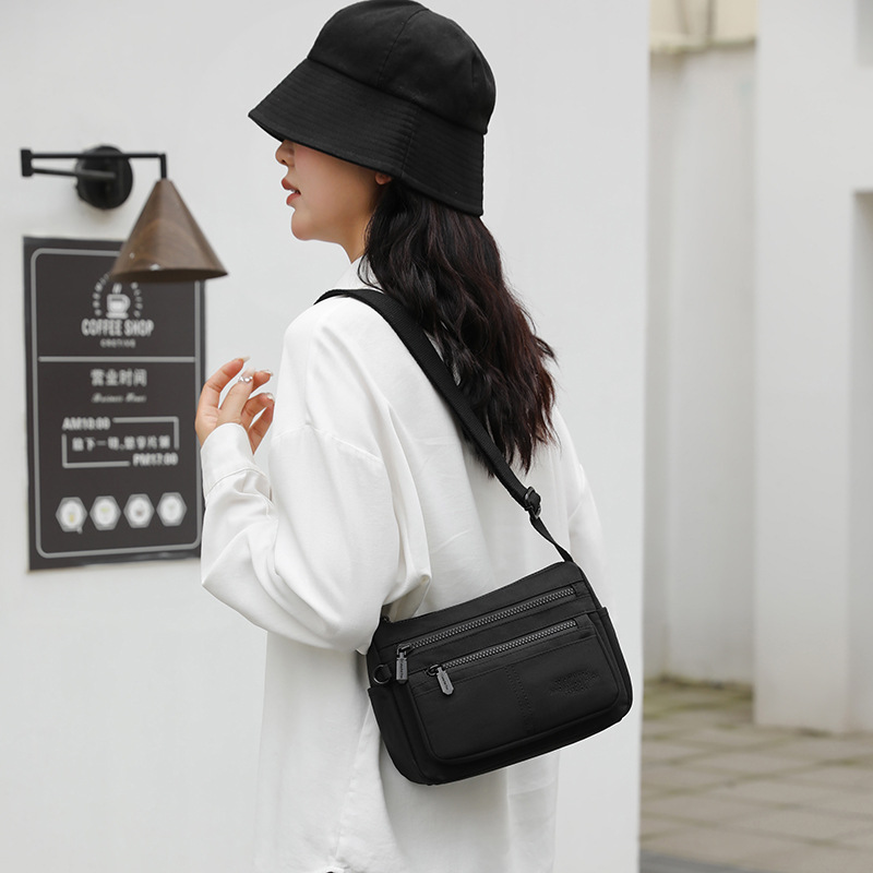 The new versatile nylon single-shoulder bag for women is a simple, casual and lightweight crossbody bag for commuting details Picture