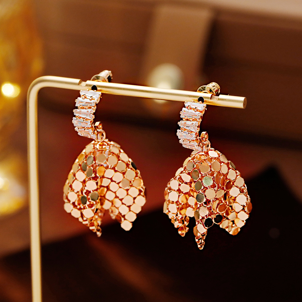 Hyacinth2025 Douyin's best-selling earrings: Fashionable, light luxury, super sparkling zirconia sequin earrings with unique design and a high-end feel Application Scenario