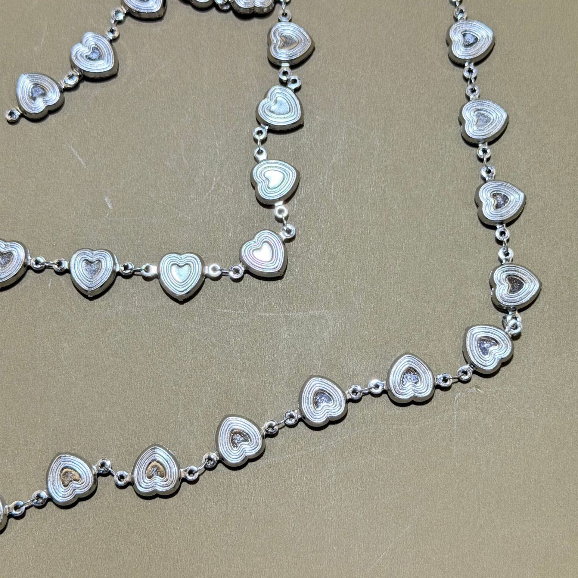Multi-layer corrugated heart-shaped metal chain DIY bracelet necklace accessories handcrafted ornaments decoration loose chain accessories wholesale Application Scenario