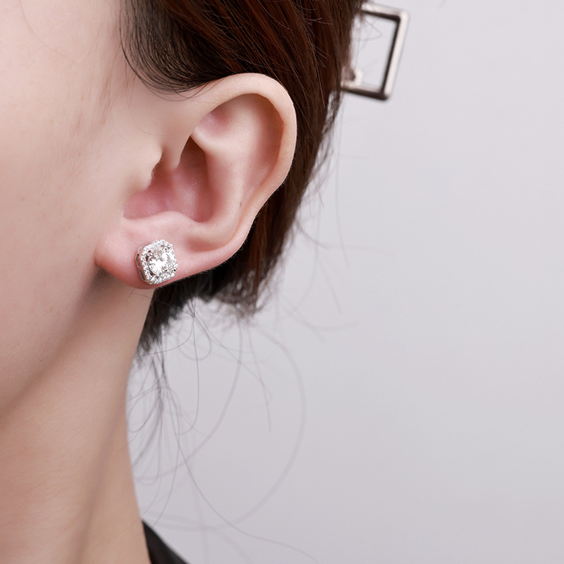 S925 sterling silver, exquisite and super shiny, one-carat square Mosan earrings, versatile and high-end, a niche sugar ear stud Application Scenario