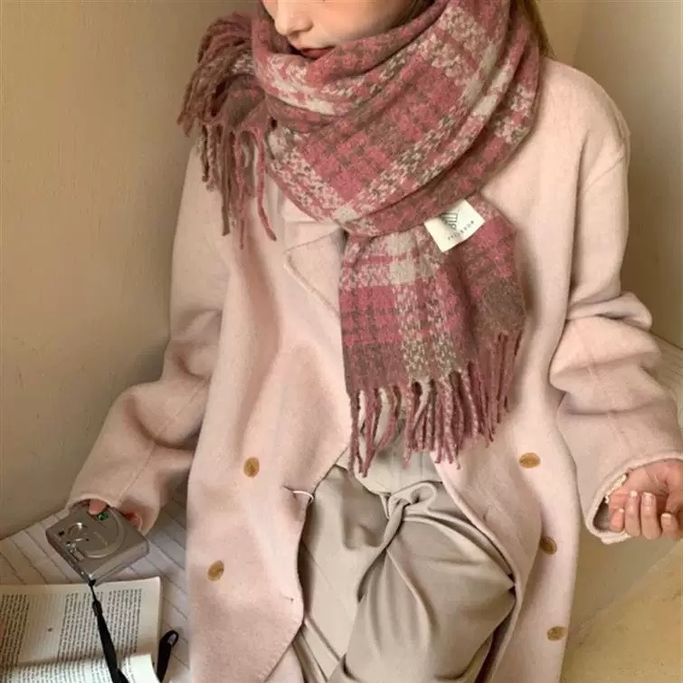 A dual-purpose scarf and shawl for both autumn and winter, with a checkered pattern, high-end couple style, Korean student atmosphere, retro tassel neck, wholesale from street stalls Application Scenario