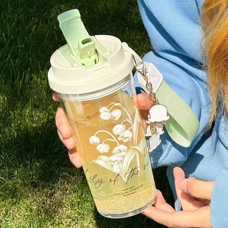 The new Lily of the bell water cup is a high-appearation-level plastic cup with a handle, a large-capacity, high-temperature resistant three-drinking straw cup for home use Application Scenario