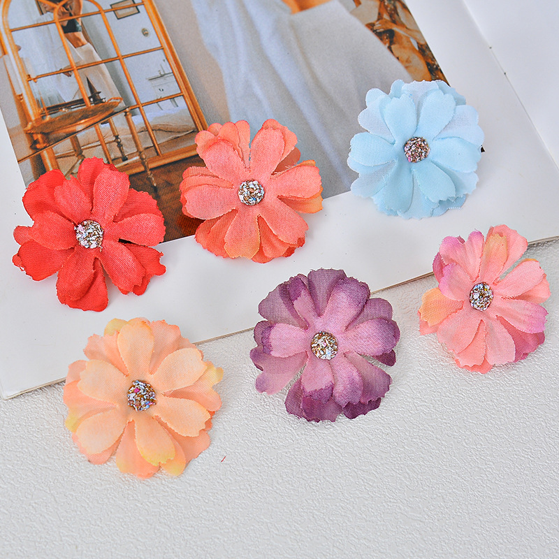 Small daisies, small chrysanthemum flower heads, DIY handcrafted artificial flowers, fake flowers, retro hair accessories, flower hairpins, clothing, photography, decorative flowers Application Scenario