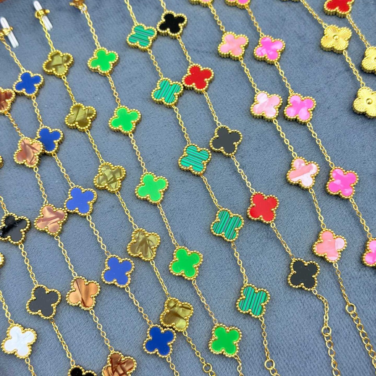 This high-end double-sided five-flower petal bracelet is plated with 18K gold mother-of-pearl agate. It is a light luxury and versatile trendy accessory with multiple colors to choose from Application Scenario