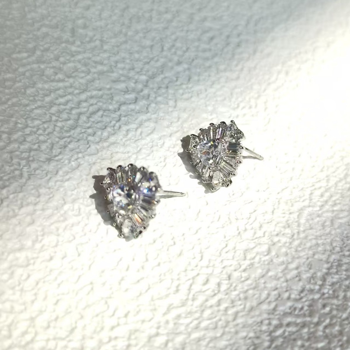 The new fashionable earrings exude a sense of sophistication. The oval-shaped micro-inset light luxury heavy metal stud is versatile for commuting. It's a niche and super flashy choice for Japanese and Korean women Application Scenario