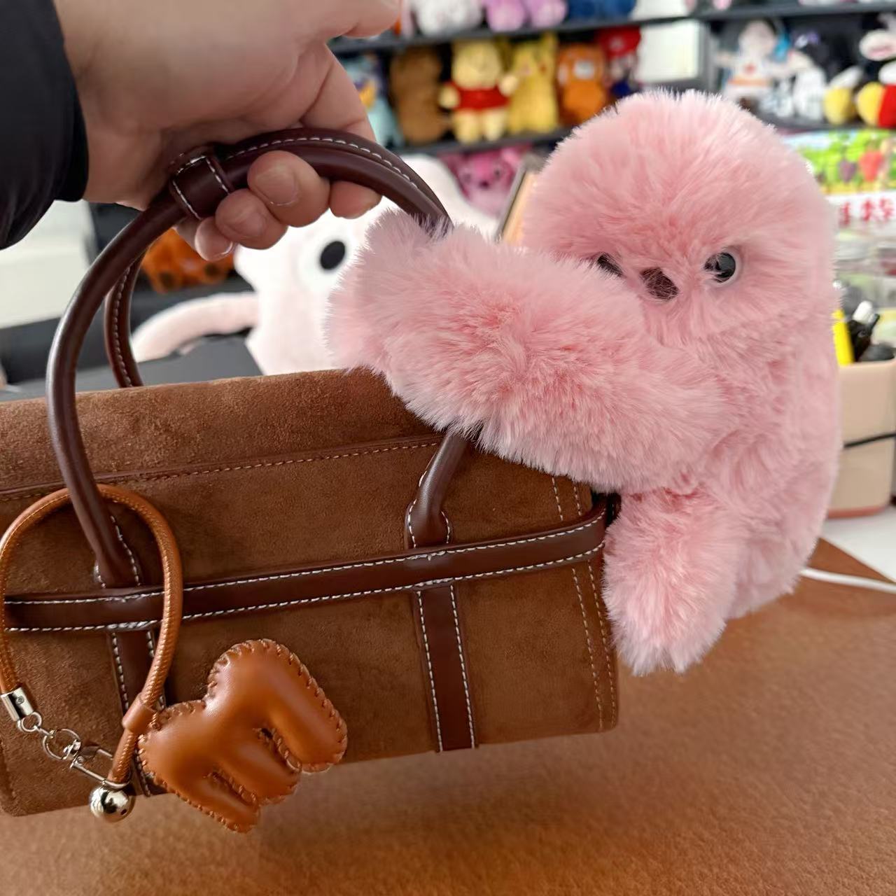 A cute plush toy that can sing, turn its head and learn to speak, an Instagram-style bag and pendant, a girlish and adorable pet toy details Picture