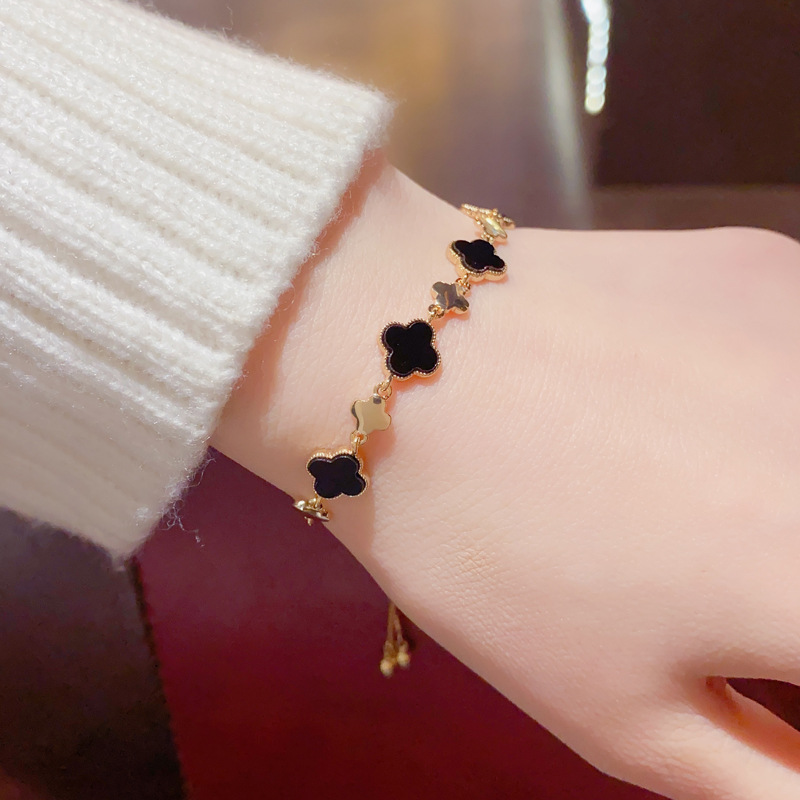 A fashionable and elegant four-leaf flower bracelet from Japan and South Korea. A female Internet celebrity with a unique and versatile personality and a fresh look. One-piece consignment service Application Scenario