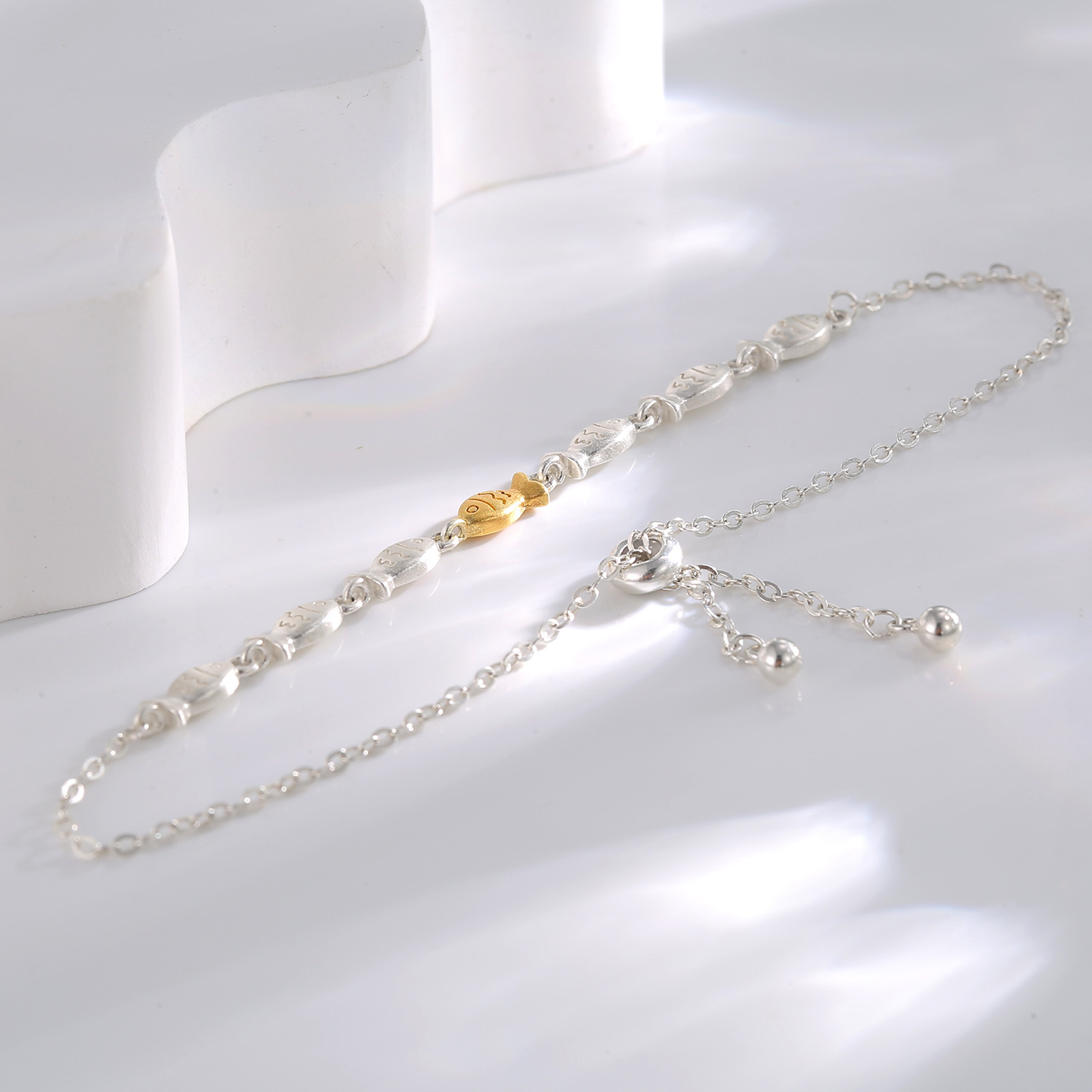 Silver Year Has a "Fish" bracelet for women, a small fish drawstring, and a minimalist Japanese and Korean design Specification drawing