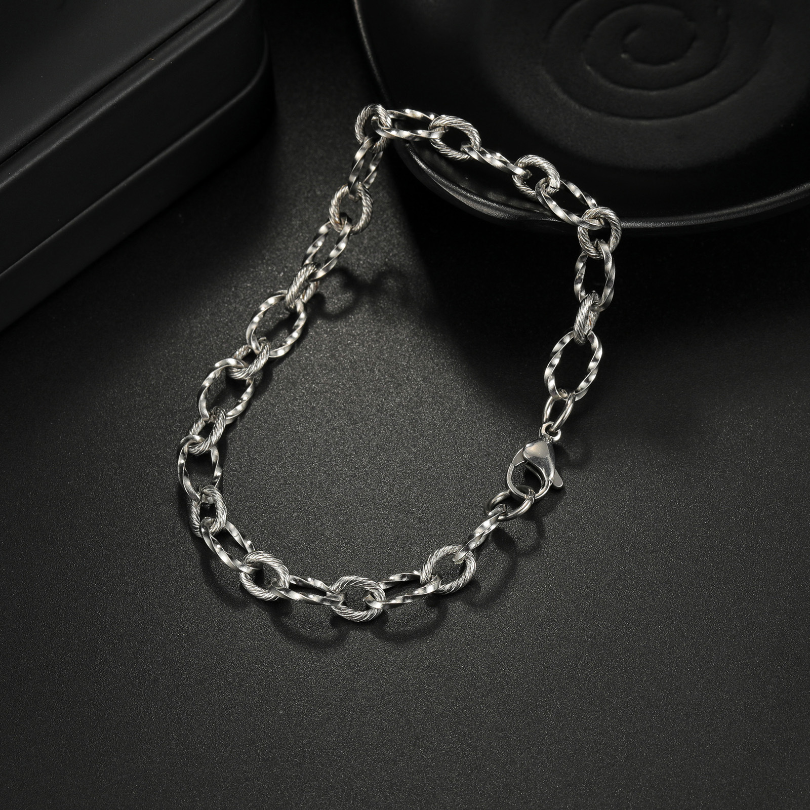 Amazon's new stainless steel twist chain bracelet jewelry, a fashionable and popular bracelet accessory for couples Specification image