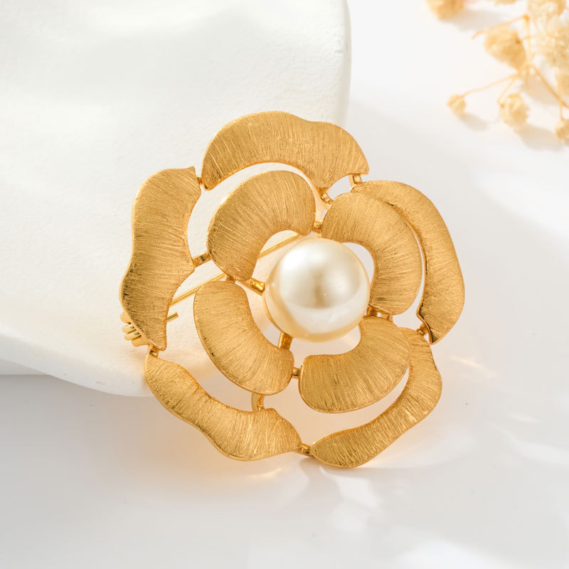 Original design, light luxury, retro gold brushed camellia brooch, fashionable and high-end suit jacket accessory pin Application Scenario