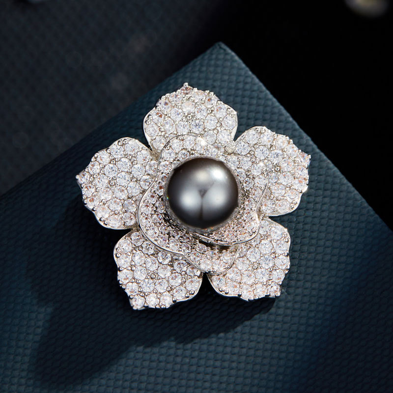 轻奢高级感立体山茶花胸针铜合金微镶满锆灰珍珠精致衣饰别针胸花