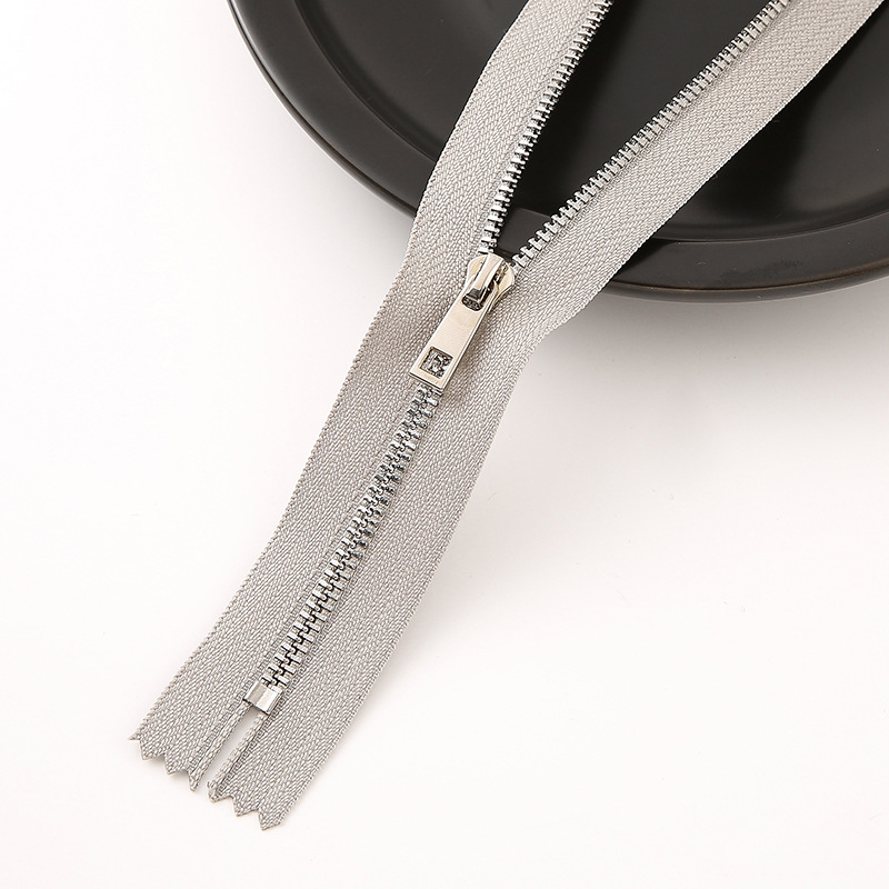 White gold teeth, silver teeth, metal closed-tail zipper, No. 3 self-locking silver teeth zipper, in multiple sizes and colors, available for shipment Application Scenario