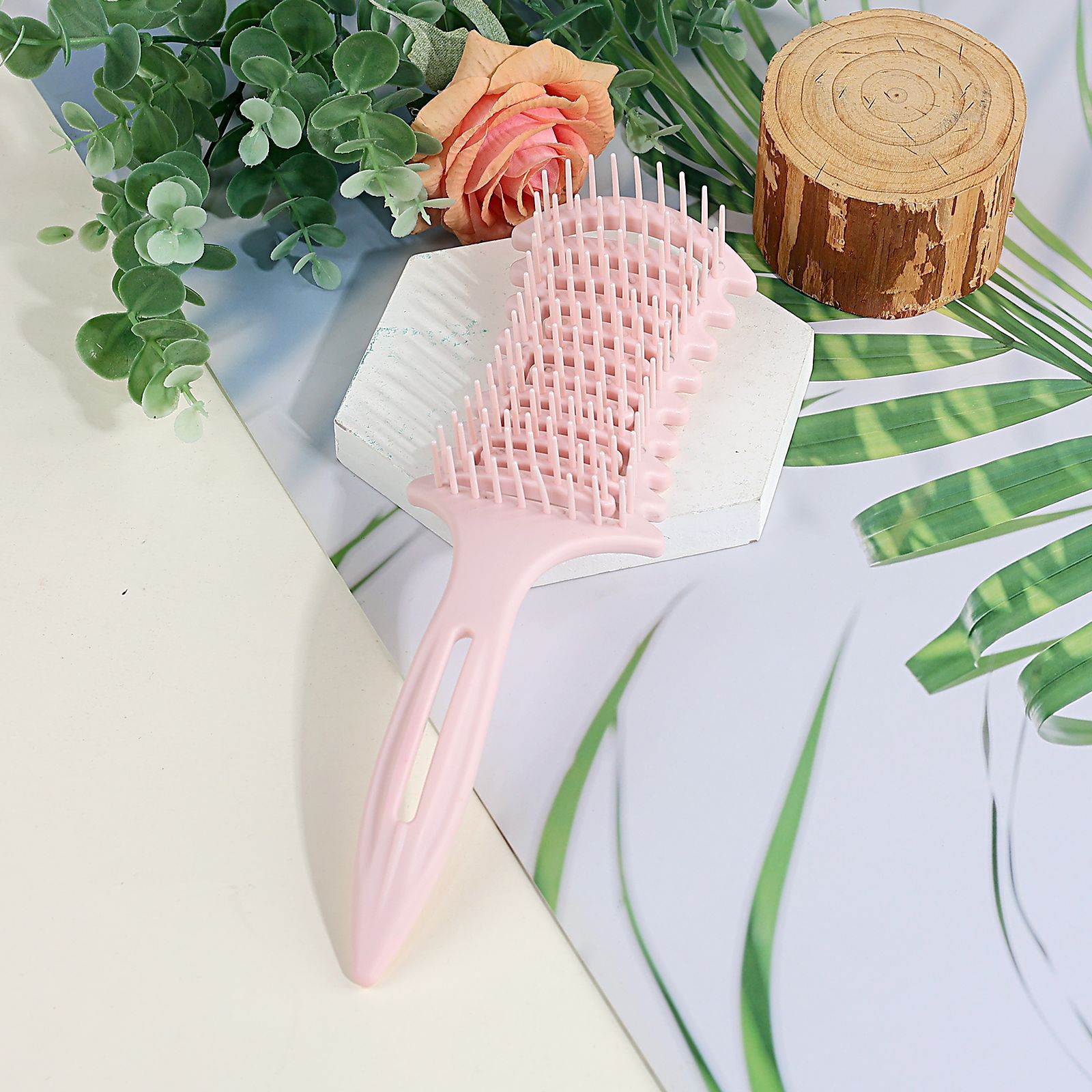 The colorful comb has a cute and portable design. It is anti-static and can comb hair smoothly Application Scenario