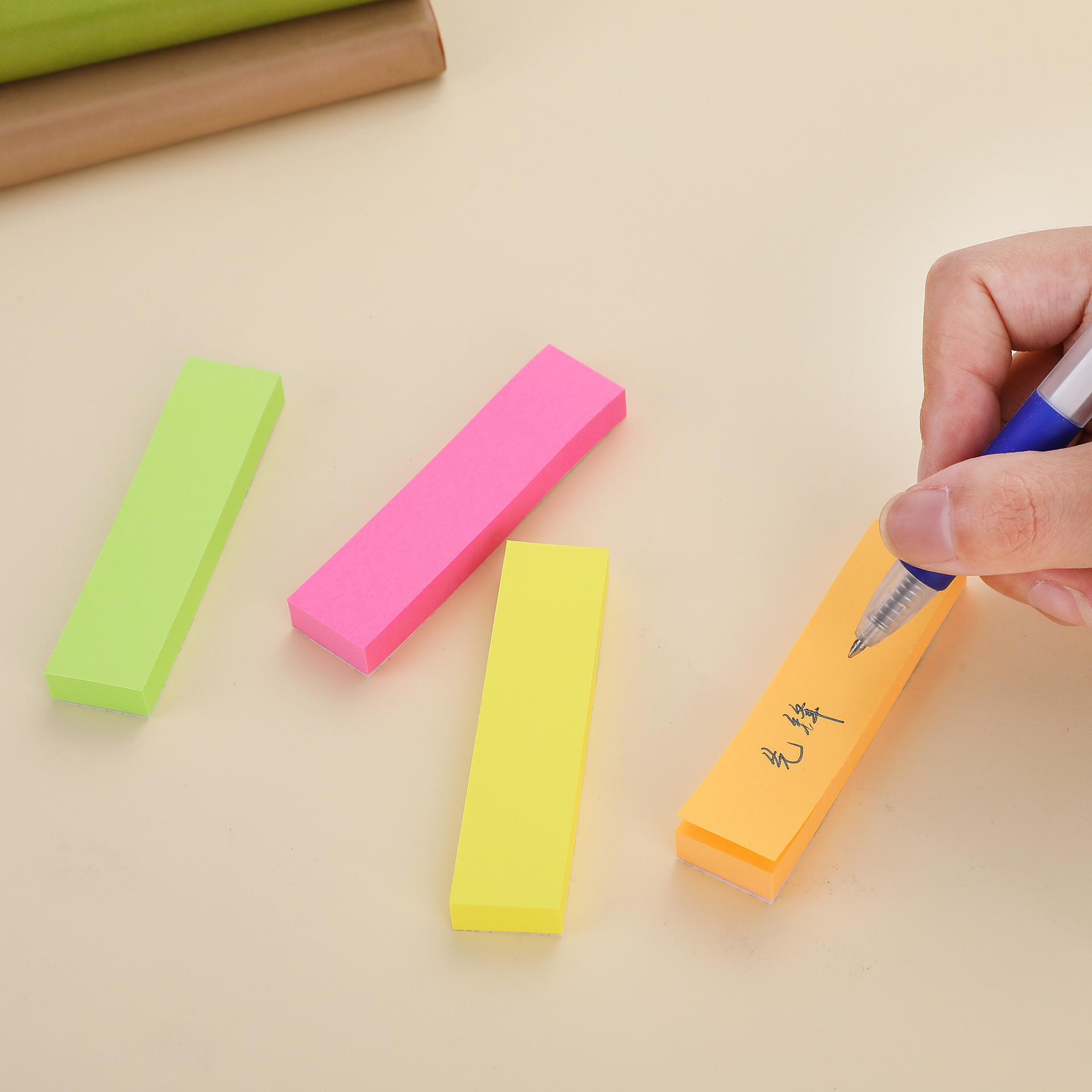 Pioneer 8612 fluorescent 4-strip convenience discount goods wholesale, tearable student office stationery sticky notes, can be stuck N times Application Scenario