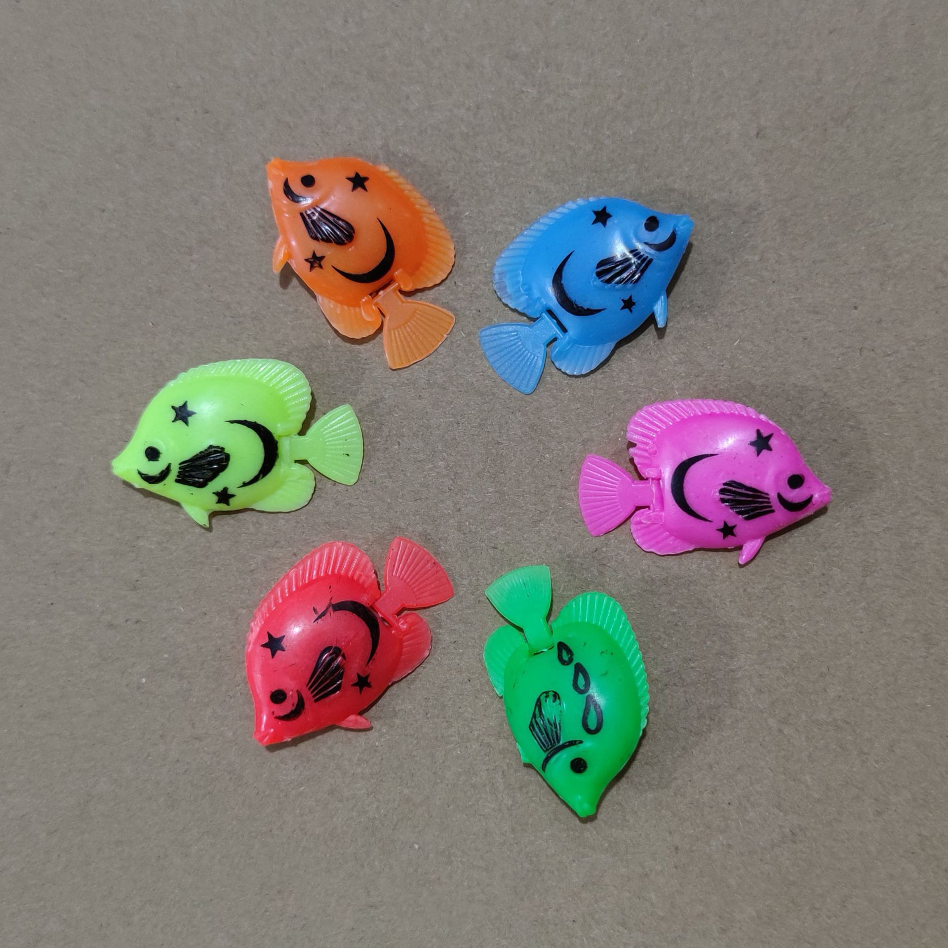 Simulated fish, water ball, fish tank decoration, floating on the water surface, gashapon accessories, colorful plastic, 3.5CM, playing fish, floating fish Application Scenario