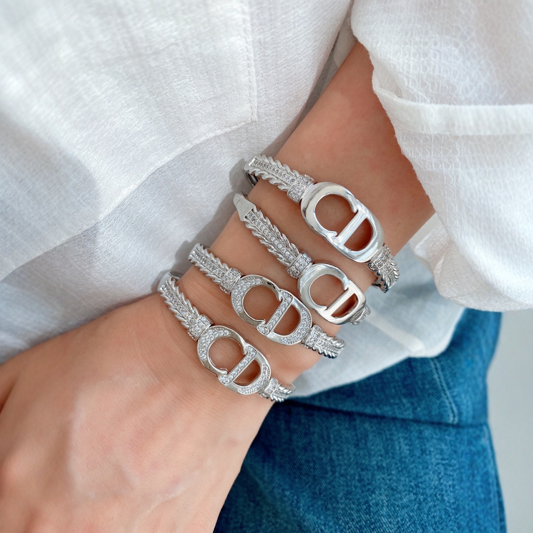 A metal retro high-end bracelet for women with an Instagram niche design, a light luxury, European and American fashion, and a cold style set Specification image